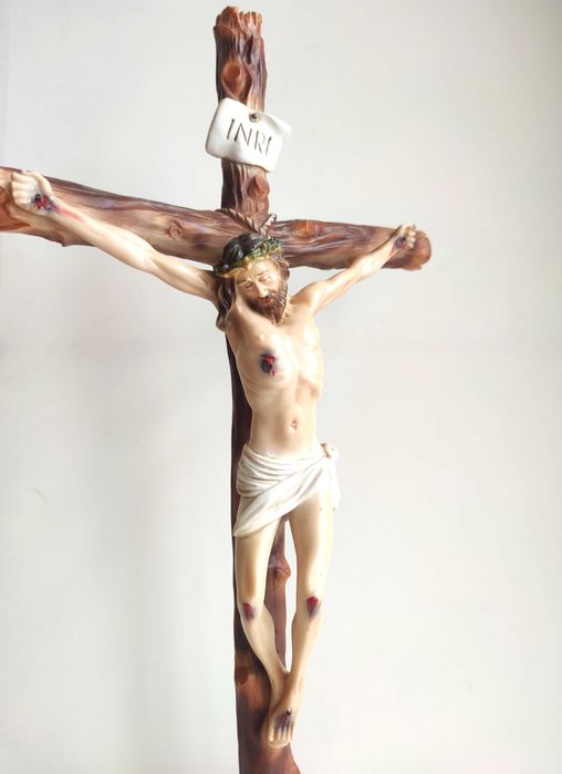 Cristo na Cruz artesanal em marfinite com 60 cm