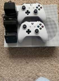 XBOX One S 1 Tb ze stojakiem na pady + 2 gry