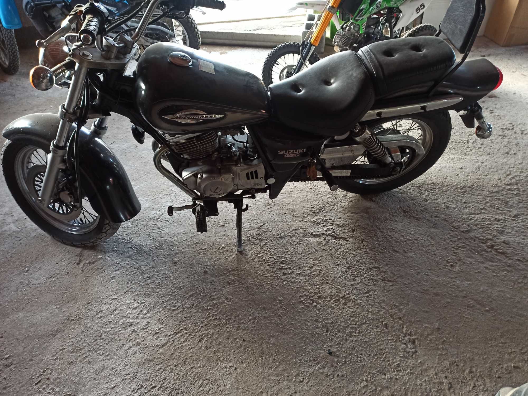 moto Suzuki Marauder 250