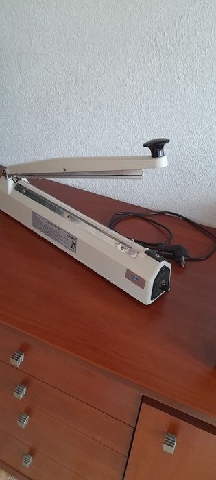 Máquina  de selar/fechar sacos de plástico até  20  cm de largura.