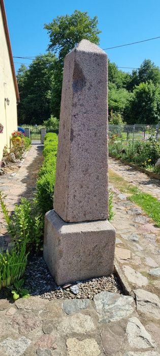 Obelisk granitowy