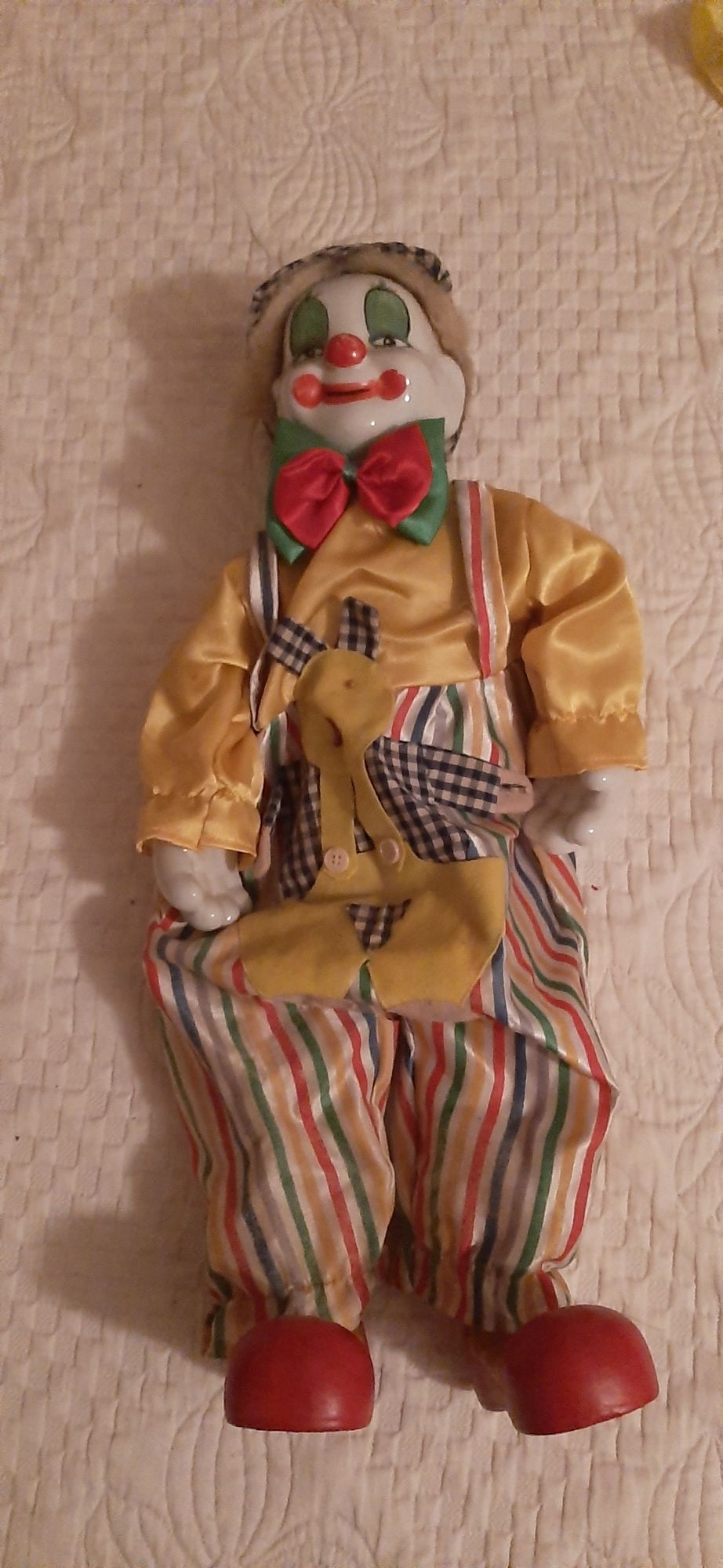 Palhaço vintage com cara e membros em porcelana