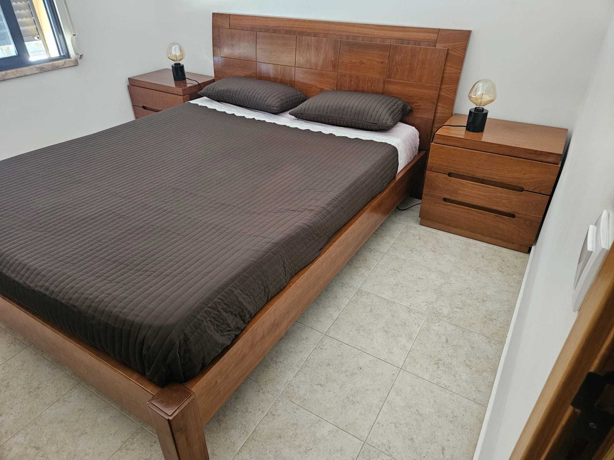 Mobilia de quarto de casal em madeira maciça