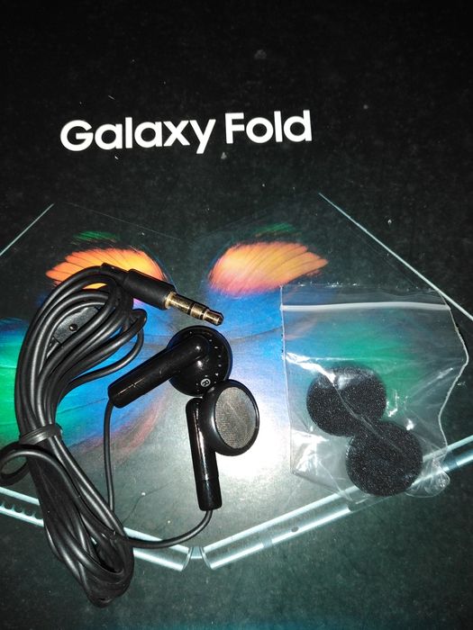 Vendo  2 auriculares de preto e branco