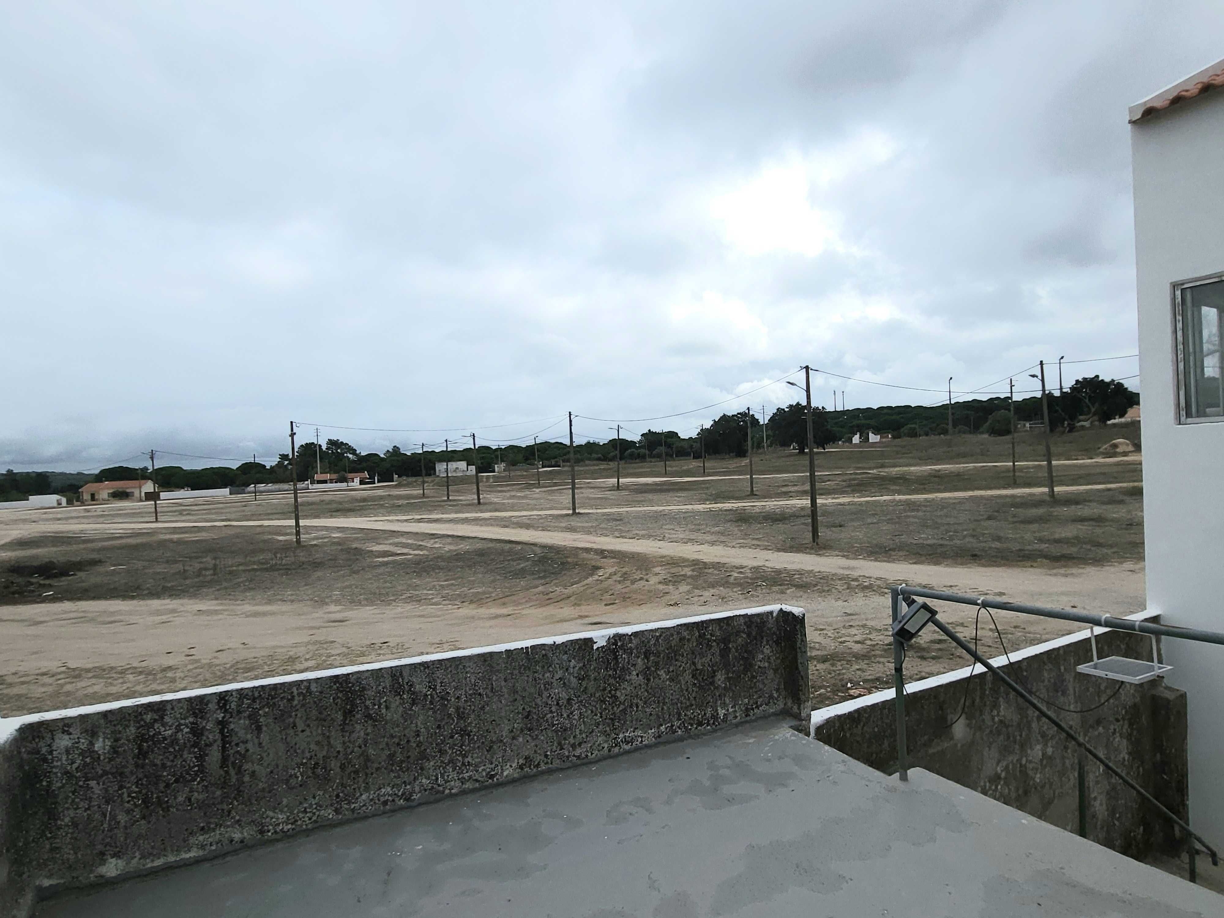 Moradia grande com terreno no Couço