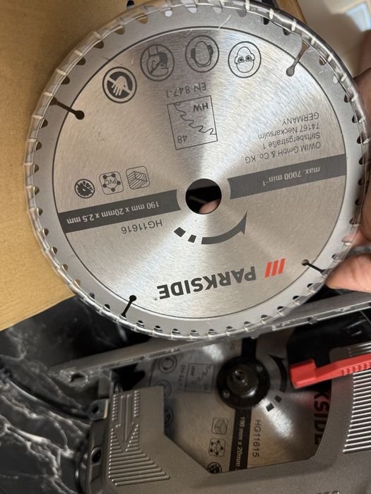 Ручна циркулярная пила Parkside PHKS 1350 E4 торцовка торцювальна