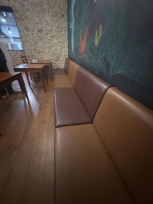 Sofás e pufes castanhos