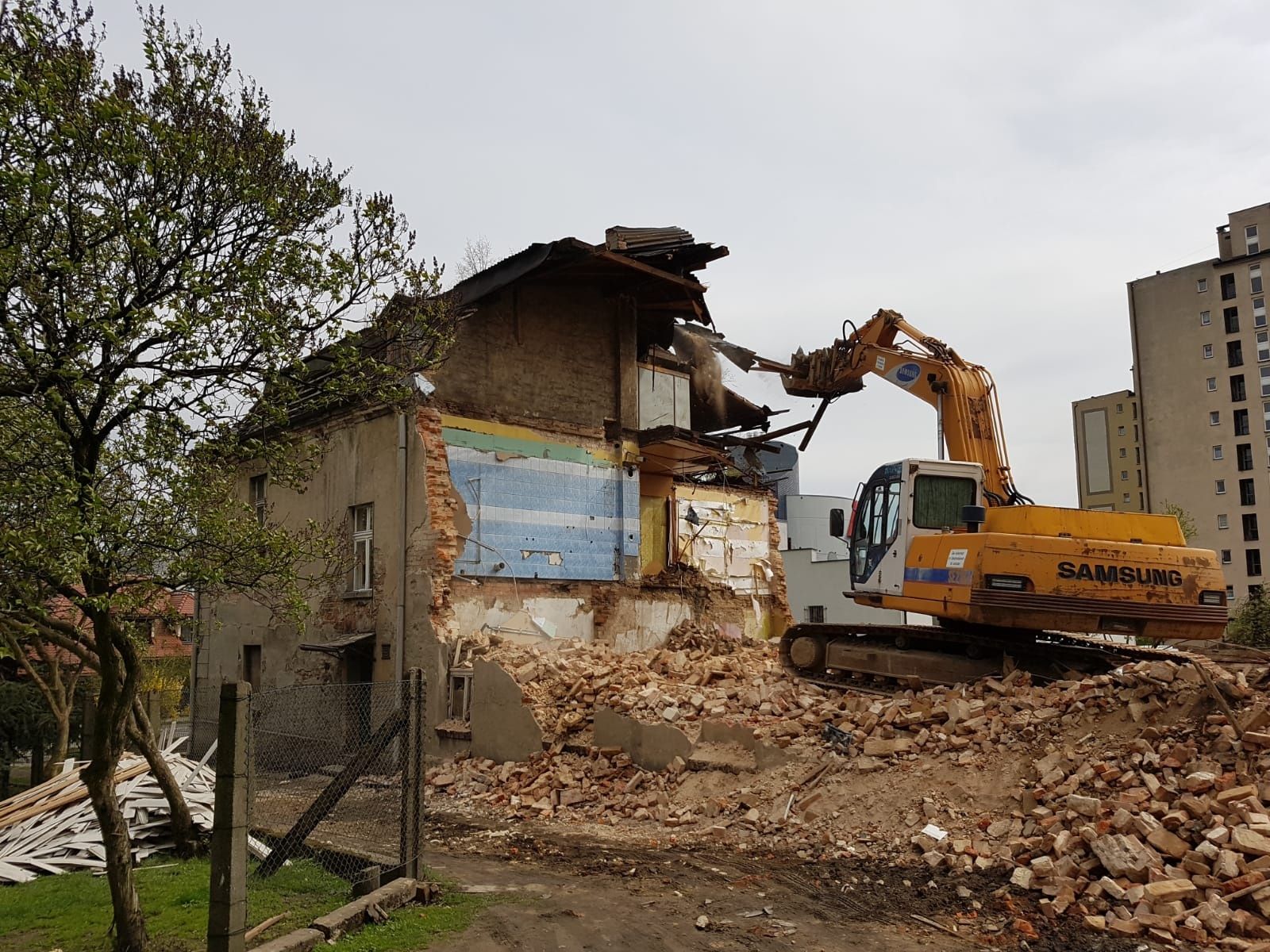 Wyburzenia, rozbiórki, demolki,wynajem koparki gąsienicowej.