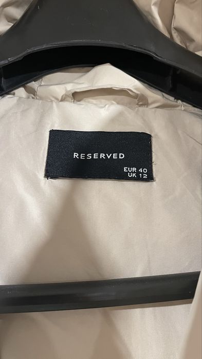 Kurtka zimowa damska Reserved 40 w kolorze kremowym z kapturem