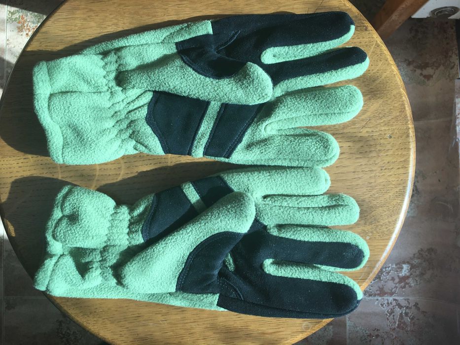 Двое военных очень теплых уставных перчаток