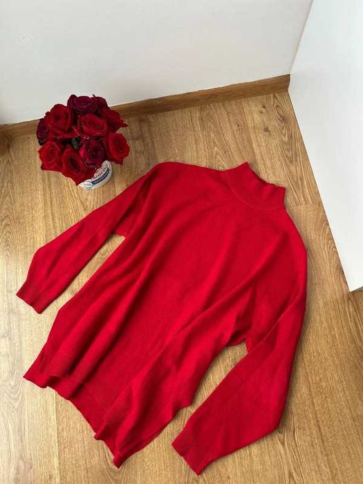 Piękny walentynkowy czerwony sweter półgolf