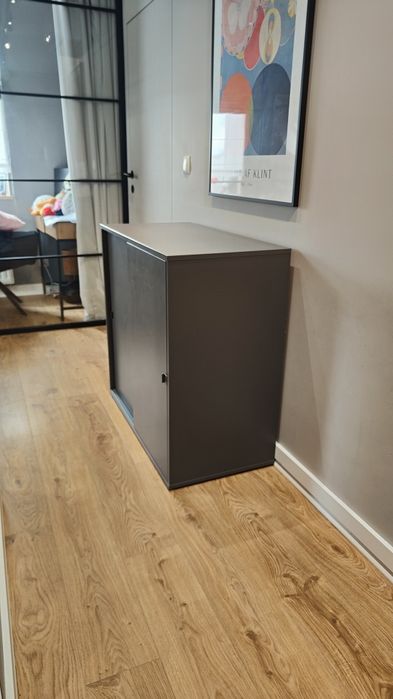Szafka Ikea Vihals z drzwiami przesuwnymi ciemnoszara