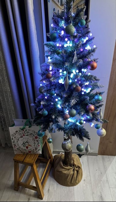 Choinka na pniu z ozdobami i światełkami - komplet