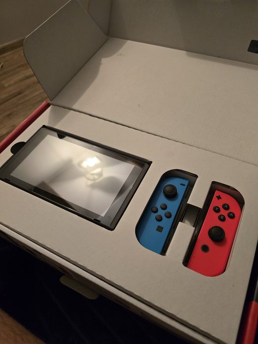 Nintendo Switch + pad i etui