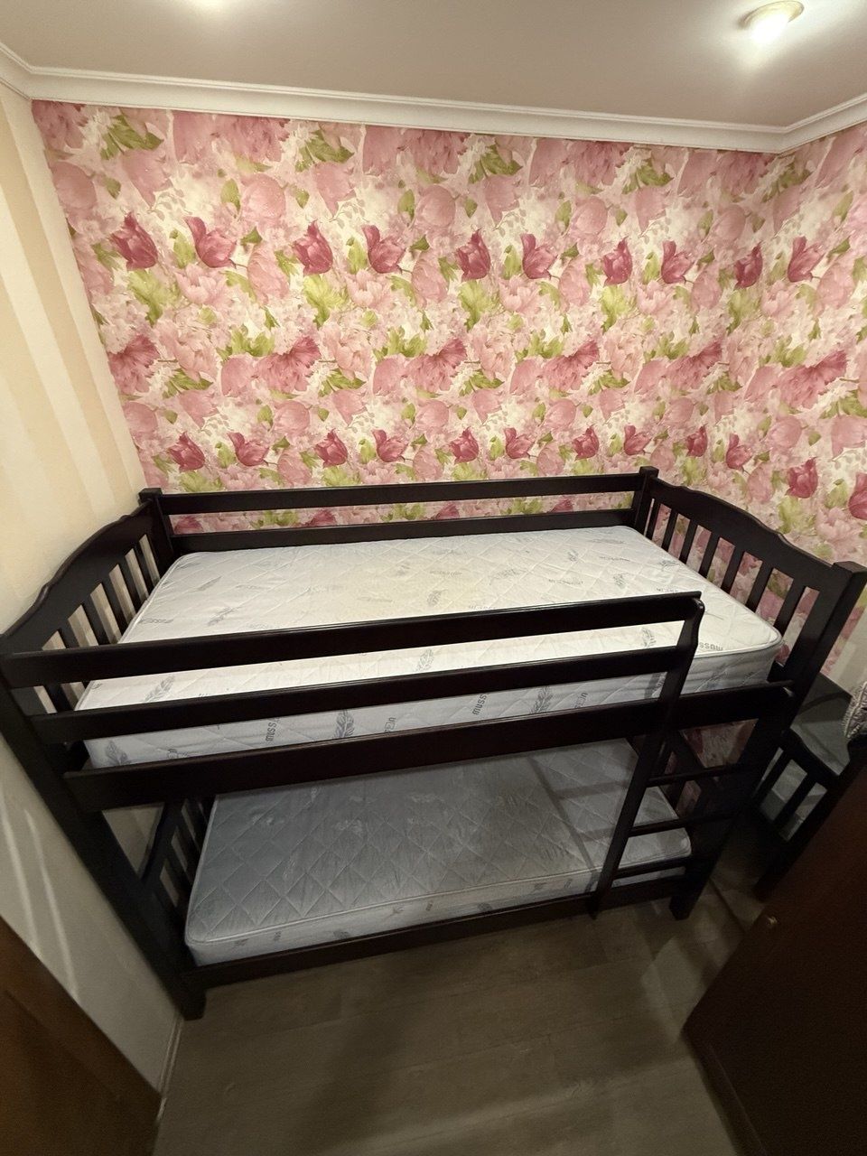 Продається двоярусне ліжко з 2 ортопедичними матрацами 
Продаю дерев’я