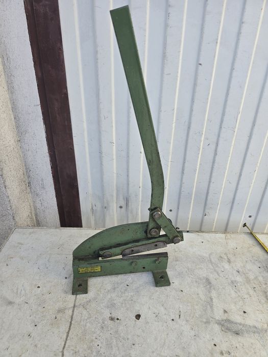 Gilotyna do cięcia blachy lub drutu.