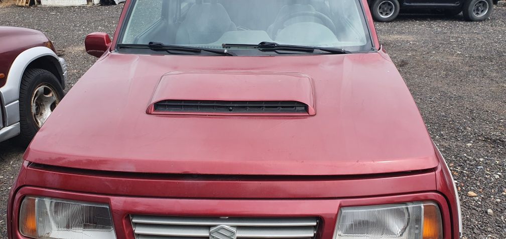 Suzuki Vitara maska z wlotem powietrza