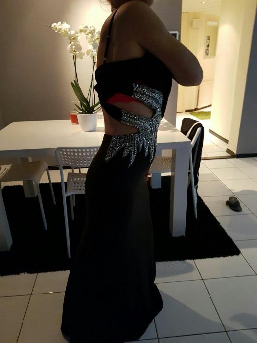 Czarna sukienka sylwestrowa maxi dluga