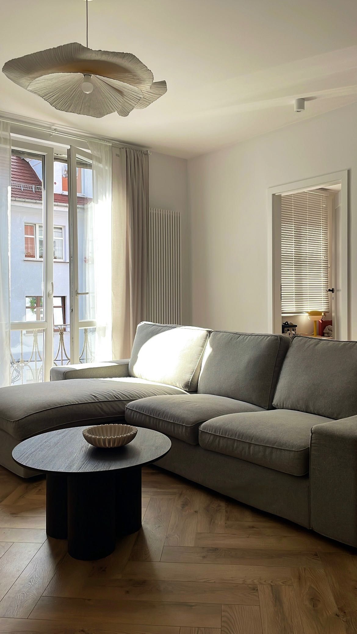 KIVIK
Sofa 3-osobowa z szezlongiem, Tibbleby beżowy/szary