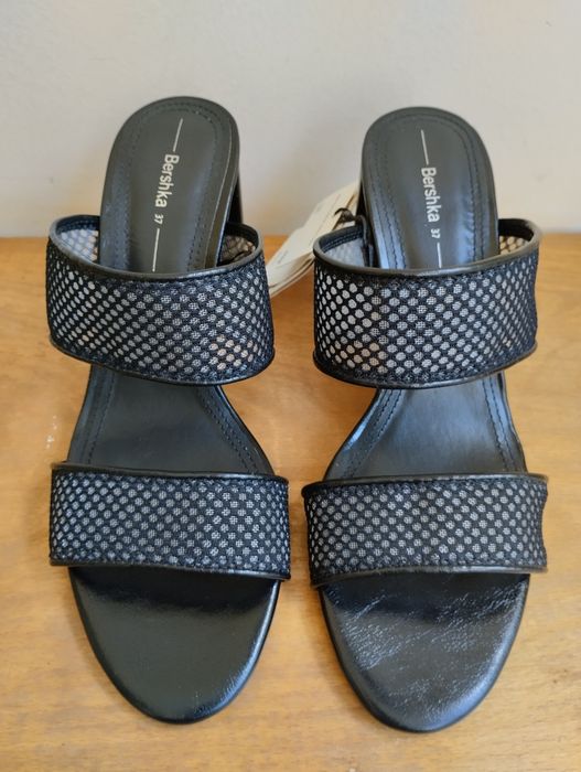 Продам босоніжки 37 розмір нові