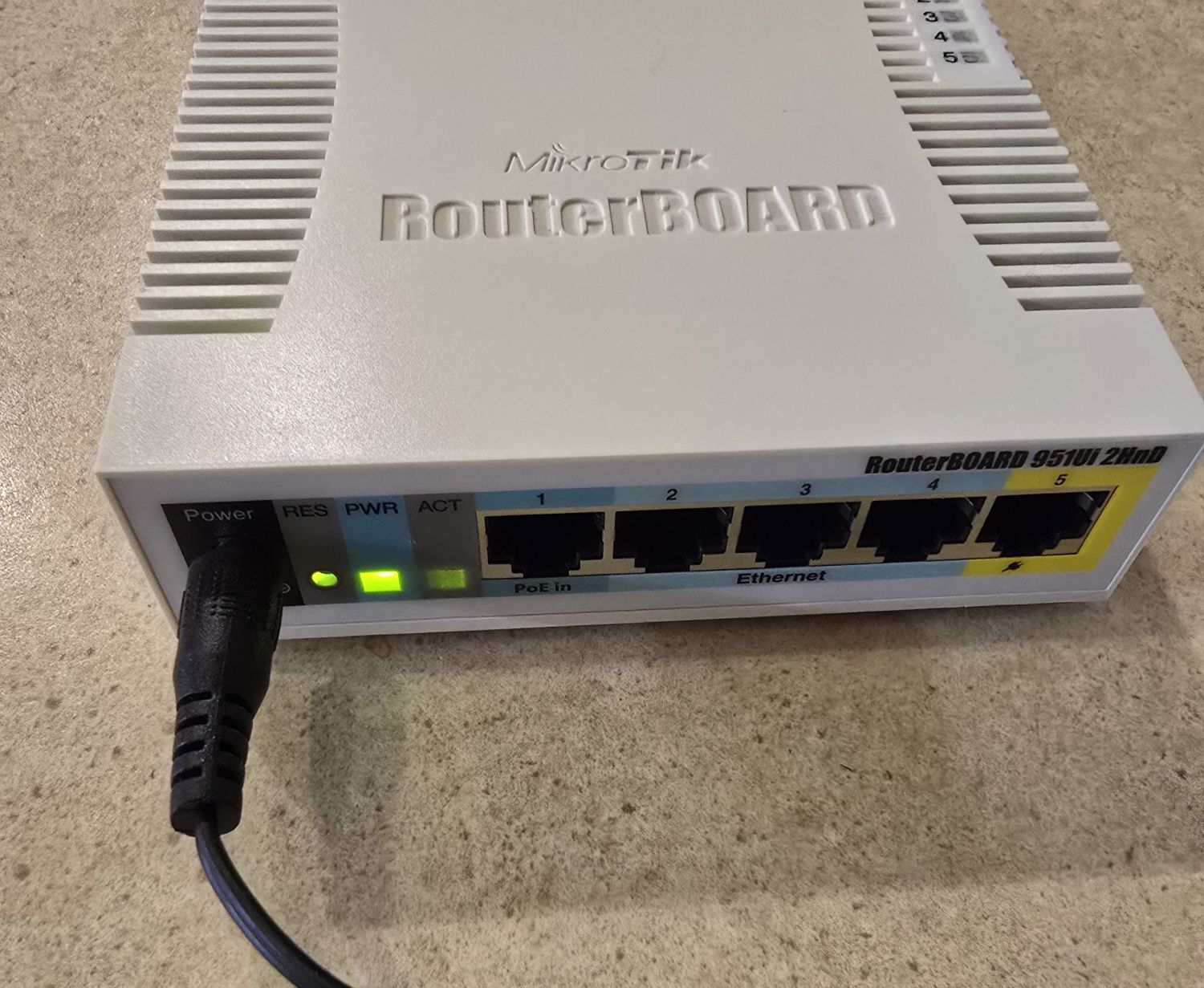 Роутер Mikrotik RB951Ui- 2HnD wi-fi 2.4