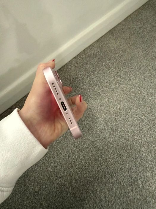iPhone 15 128 GB w delikatnym różu — stan bardzo dobry