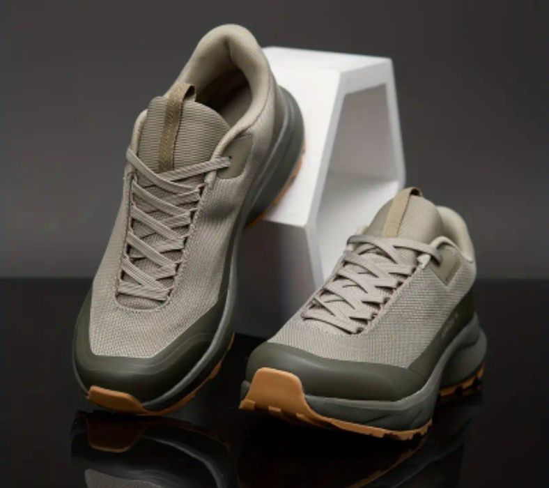 Кросівки туристичні