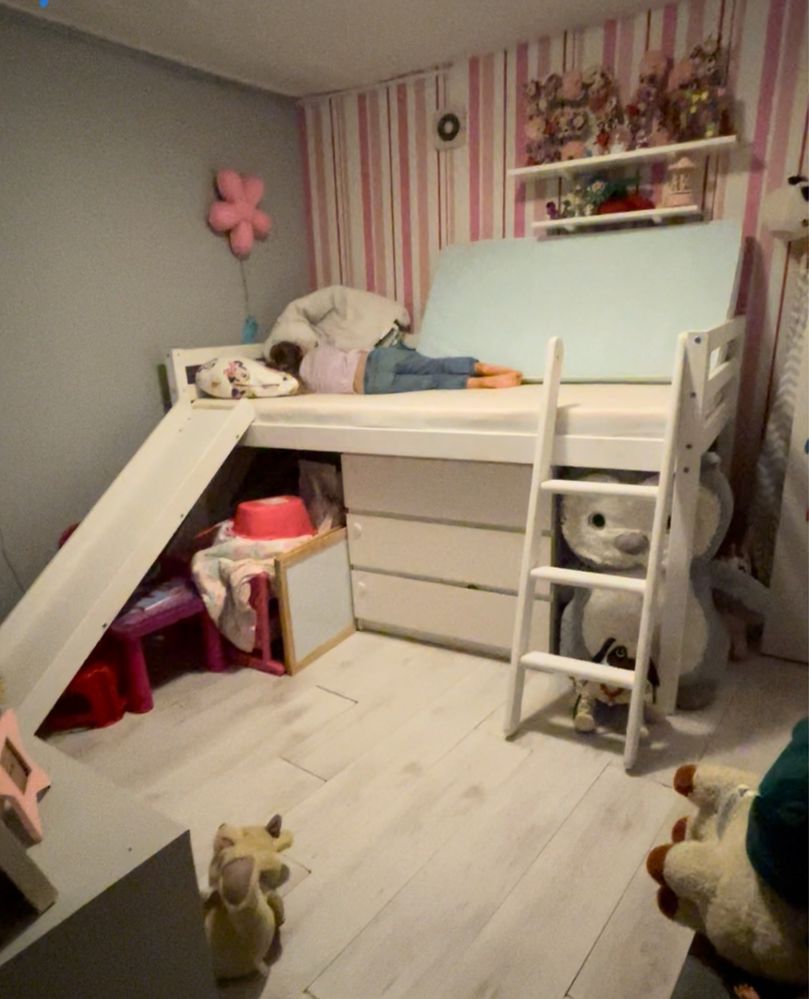 Cama alta de criança com escorrega