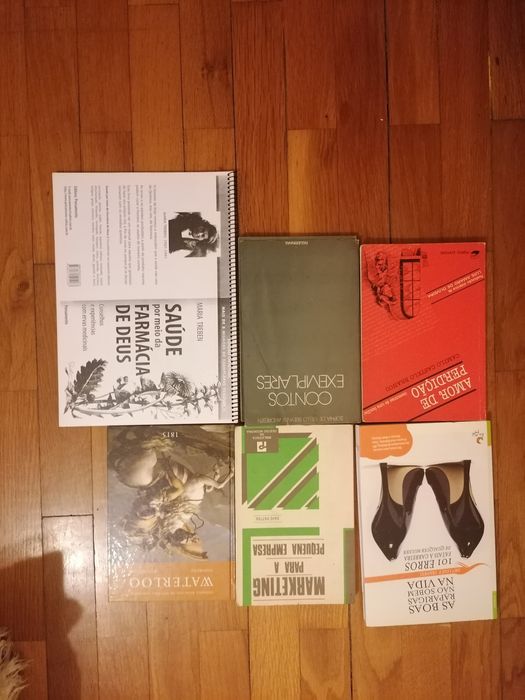 Livros variados.