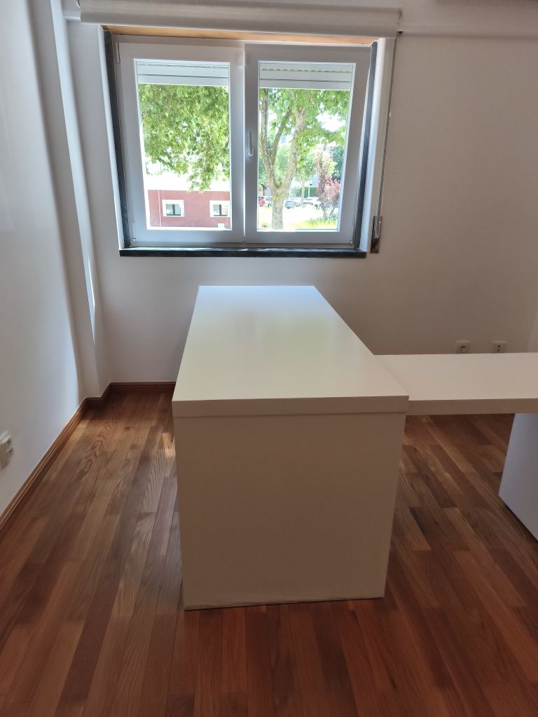 Secretária branca MALM como nova
