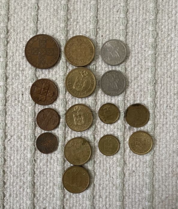 Conjunto de escudos e centavos portugueses