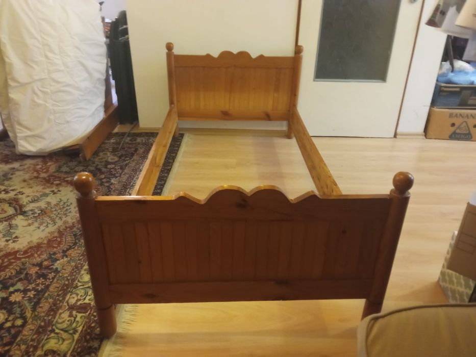 Łóżko z pełnego drewna o ciekawej formie - 2szt.