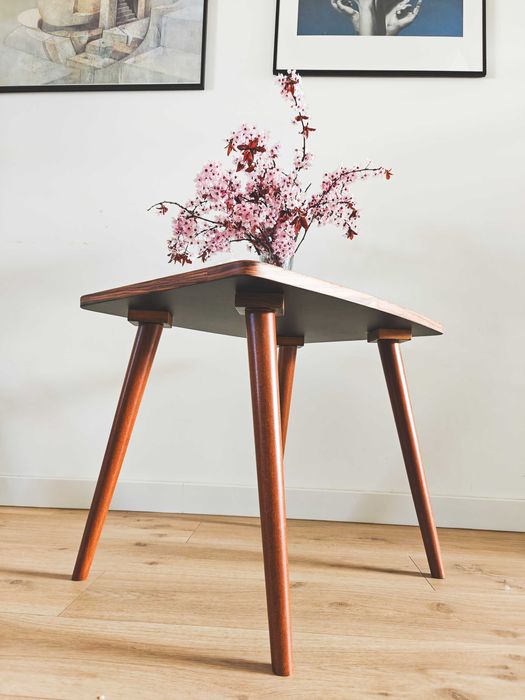 Kultowy stolik patyczak po całkowitej renowacji