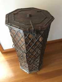 móvel antigo de formato octogonal, em madeira e metal, da India
