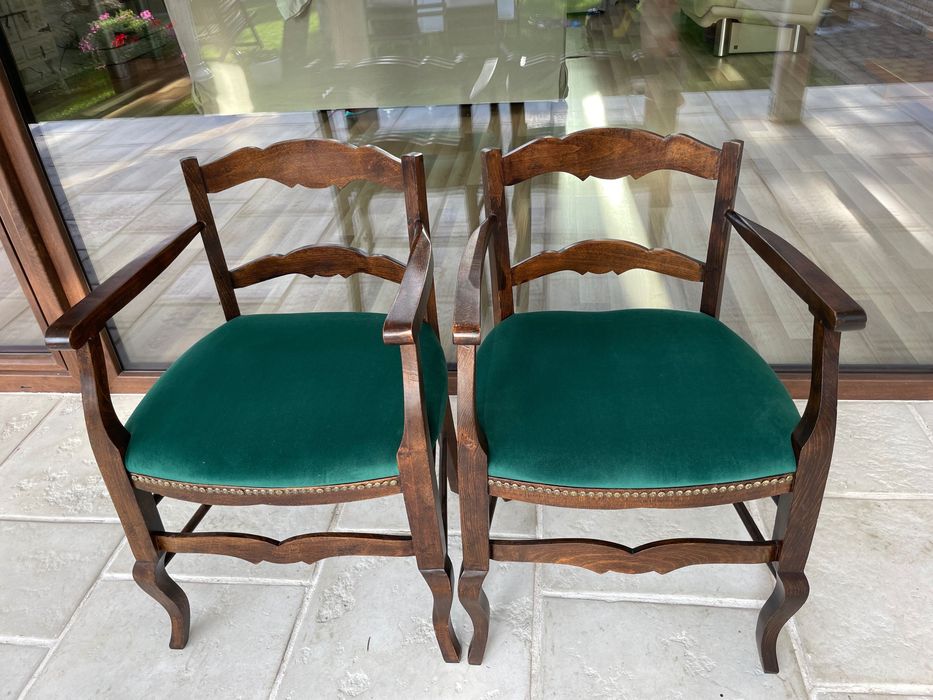 Drewniane krzesło z zielonym obiciem