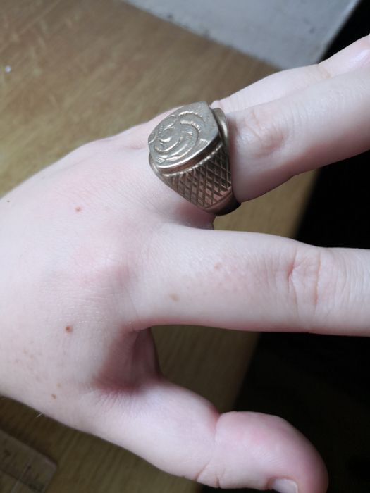 Wielki duży sygnet pierścień pierścionek nie wiem czy srebrny