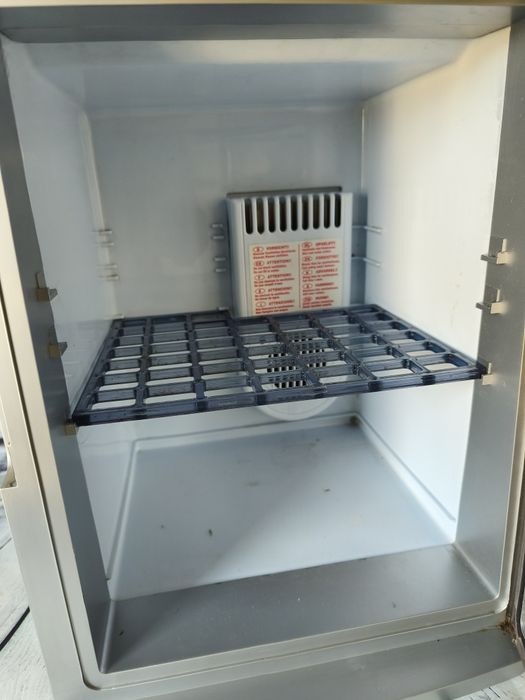 Lodówka Red Bull elta CB 220 ZI