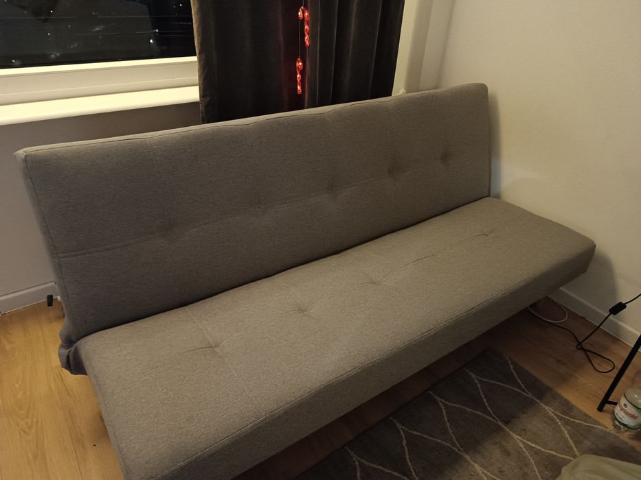 Szara kanapa z funkcją spania