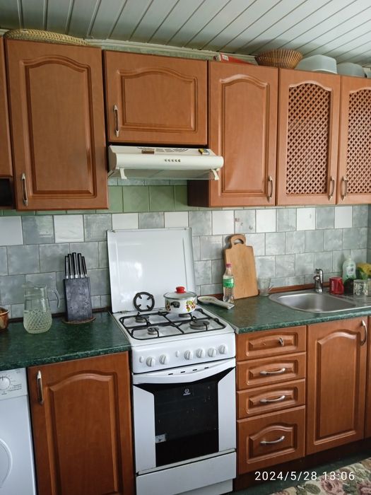 .Здається  кімната у будинку для жінки ,вул.Різдвяна-2000грн.1/2к.п.