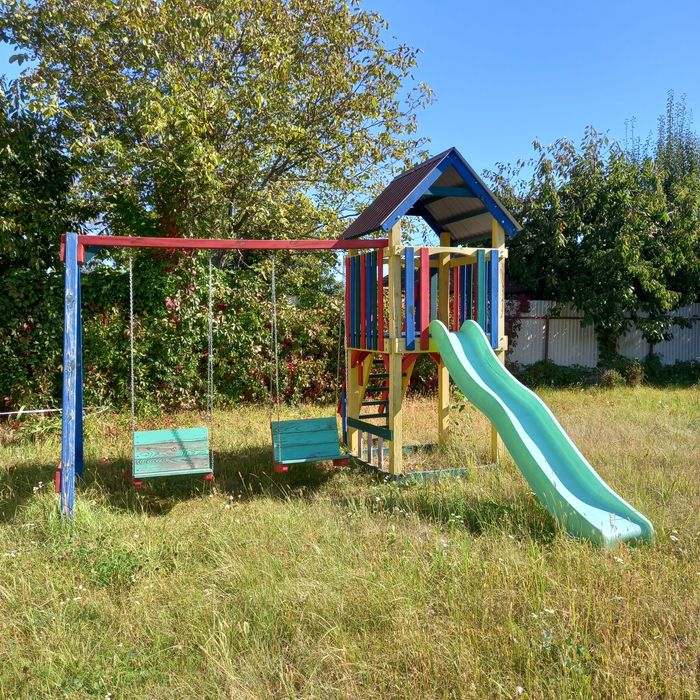 Дитяча гірка з гойдалками