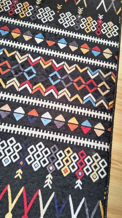 Dywanik chodnik 50x85cm czarny z kolorowym wzorem