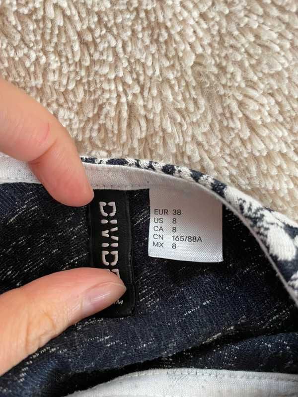 biała granatowa sukienka H&M 36 S 34 XS krótka rozkloszowana kwiaty