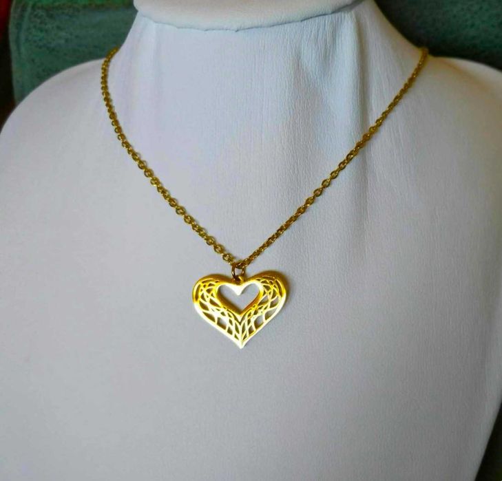 Colar Aço Dourado c/ Coração Moldura Trabalhado NOVO