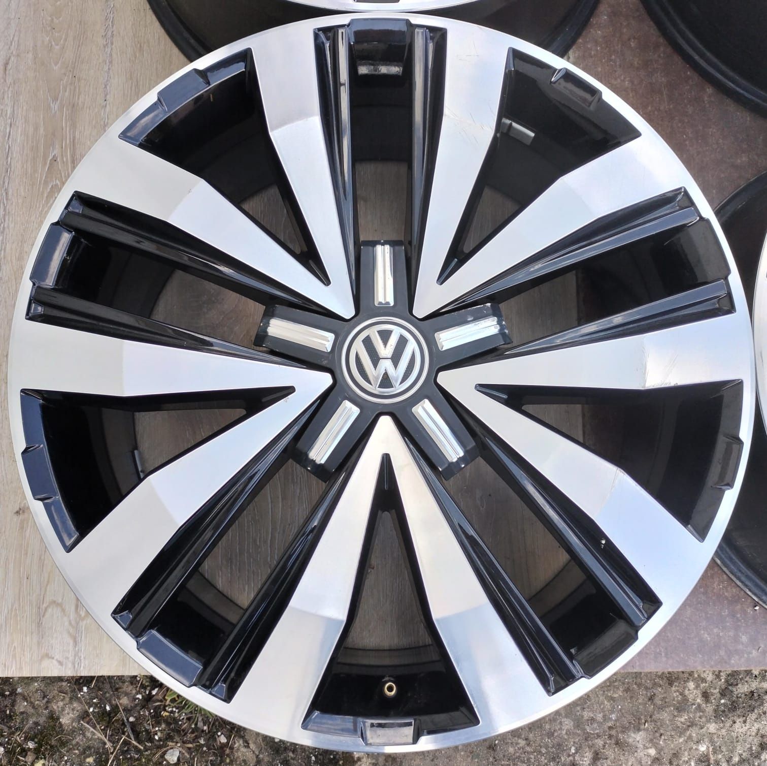 Felgi aluminiowe VW T5 T6 T7 Multivan Caravelle 8x20 ET43 5x120