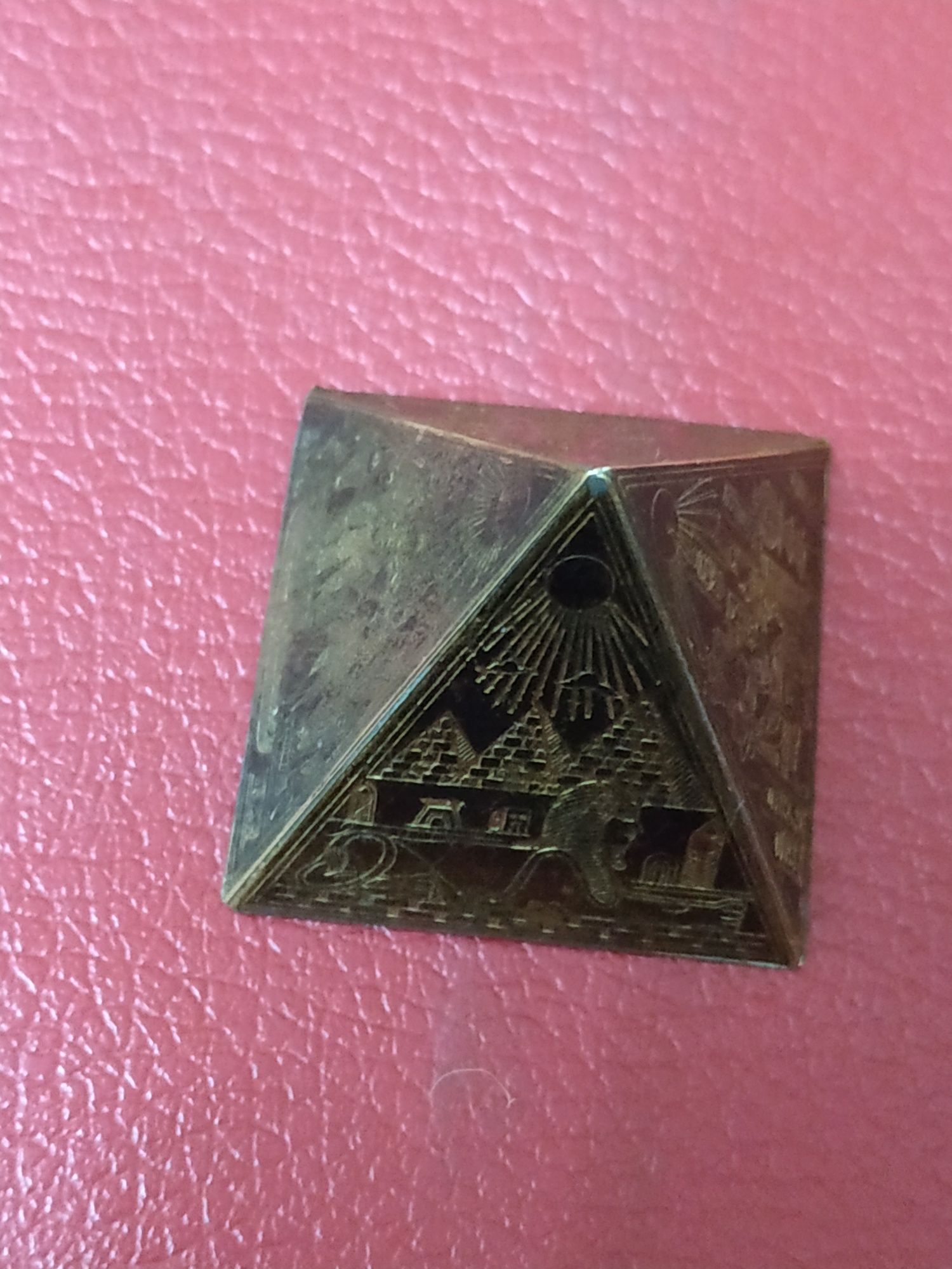 Пірамідка бронзова з гравіюваням