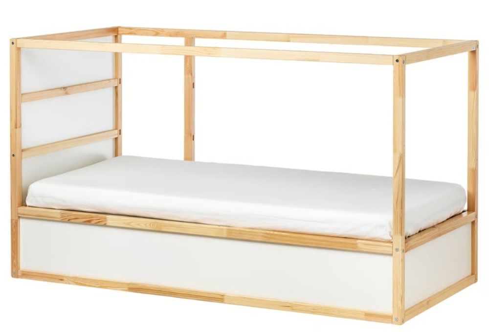 Łóżko kura Ikea plus zasłona