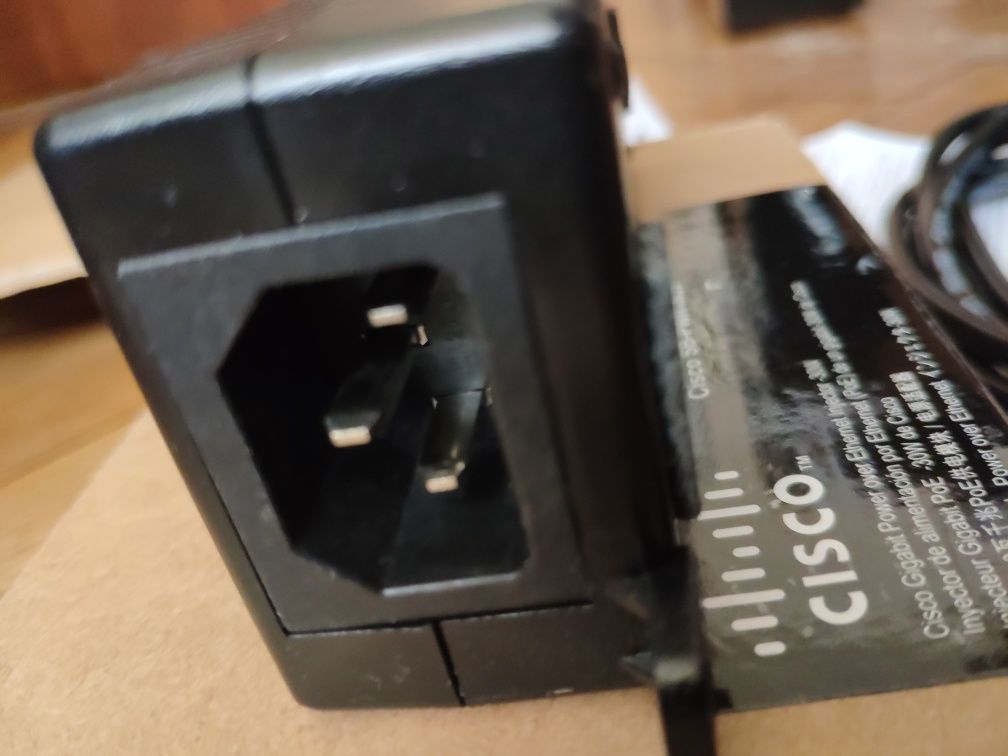 Pudełko a w nim rześki Gigabitowy Power Ethernet Injector CISCO SB-PWR