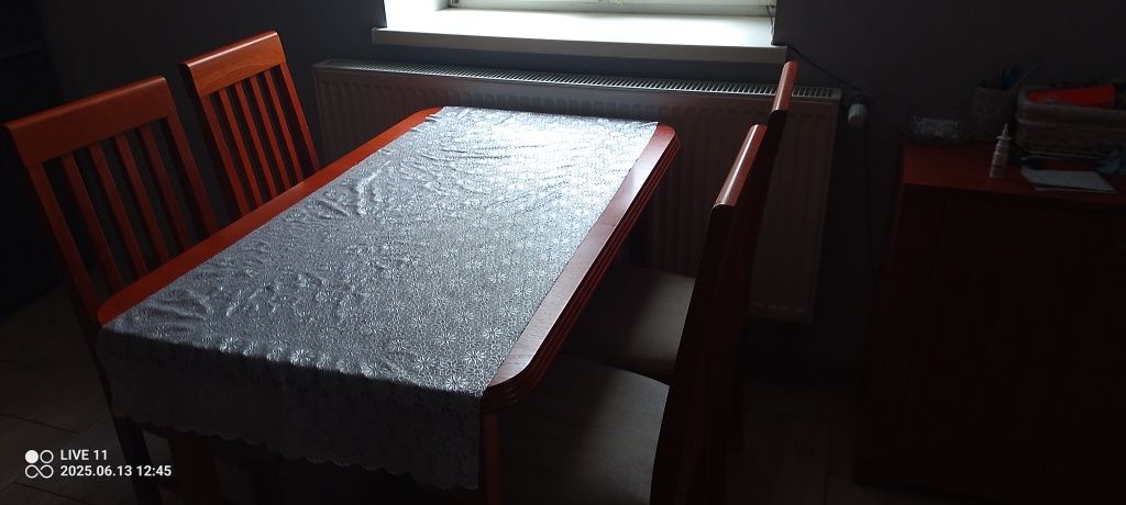 Sprzedam stół kuchenny plus krzesła stół jest rozkładany