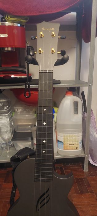 Ukulele Enya impecável