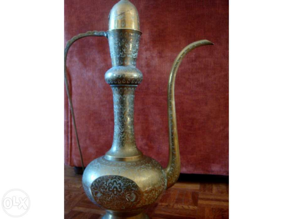 Gomil em latão oriundo do Qatar - 65 cm de altura